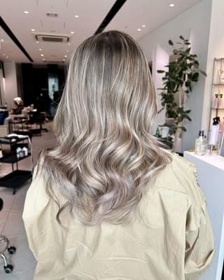 白髪ぼかしのバレイヤージュ。上品な仕上がり