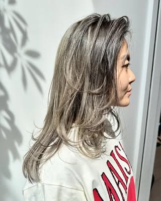 明るめグレー系バレイヤージュ。白髪ベースを活かした上品なデザイン