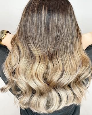 ハイライトとバレイヤージュMIX。年月をかけて重ねて作るカラー