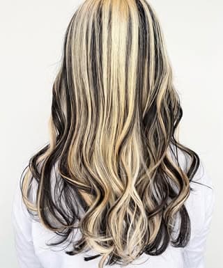 必要なところだけをブリーチ。極端なコントラストがキー